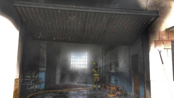 Una explosión de un depósito de gasoil provoca un aparatoso incendio en Viana