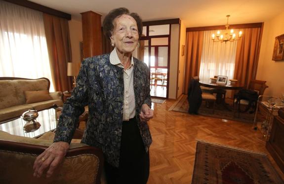 Concepción Mendoza Sáez, la 'abuela de La Rioja', en el salón de la casa de su hija y su yerno en Logroño. :: juan marín