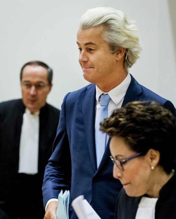 Geert Wilders, en el centro de la fotografía. :: EFE