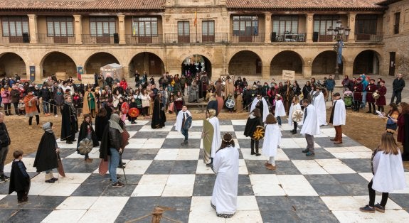 Partida de ajedrez viviente celebrada ayer en la plaza de España. :: 