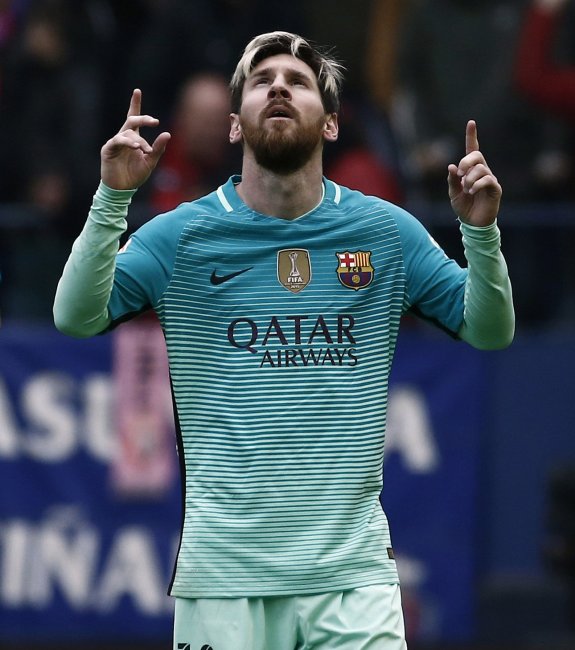 Messi celebra el segundo gol que le marcó a Osasuna. :: JESÚS DIGES 