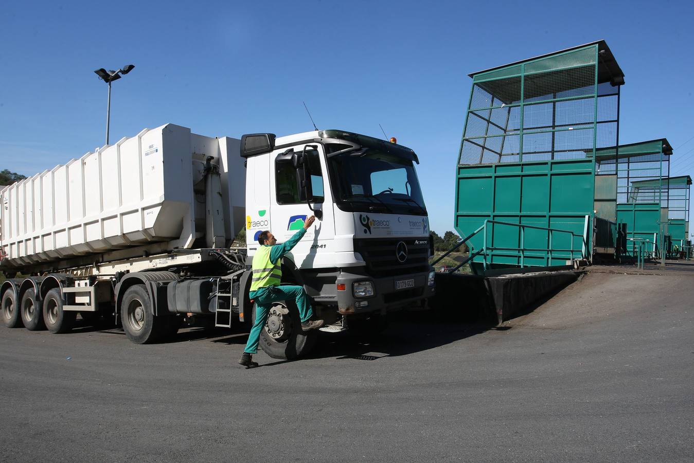 Un camión carga basura compactada para su traslado en un vertedero de Rentería