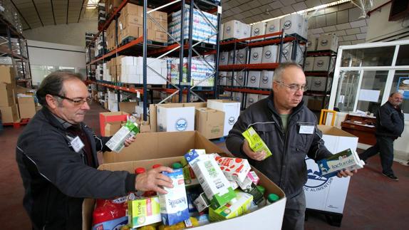 Voluntarios del Banco de Alimentos procesan comida donada