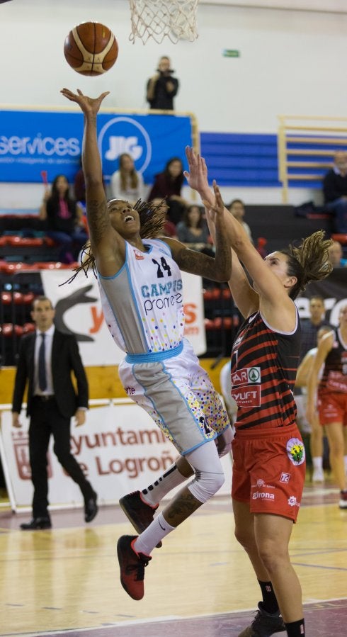 Robyn Parks penetra a canasta en el partido ante Girona. 