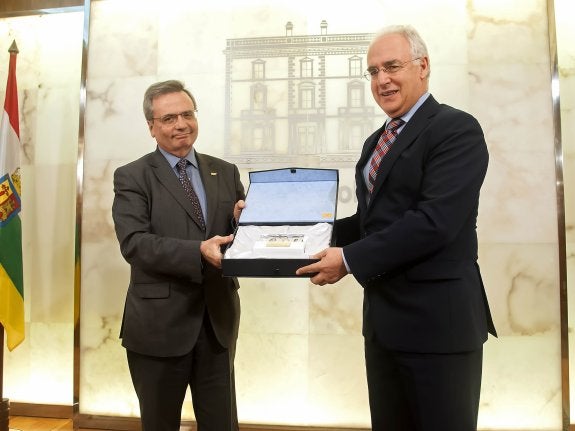 Matesanz entrega el reconocimiento Award a Ceniceros. :: g. de la rioja