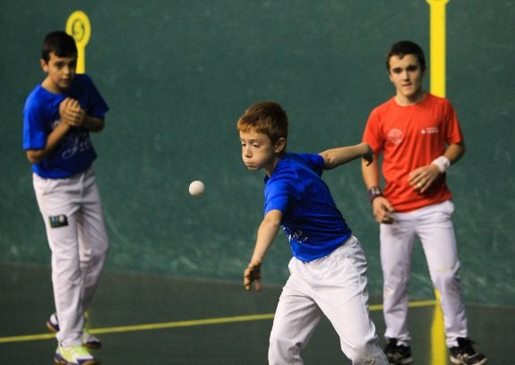 Los pelotaris se reparten por los frontones de La Rioja