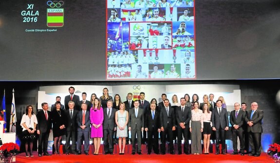 Carlos Coloma, a la derecha, junto al resto de medallistas de Río, el presidente de Gobierno y el presidente del COE en la Gala de ayer. :: 
