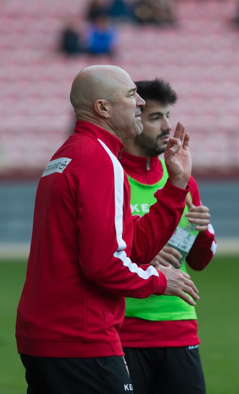 Rafael Berges da instrucciones desde la banda durante el partido del domingo contra el Amorebieta. :: 