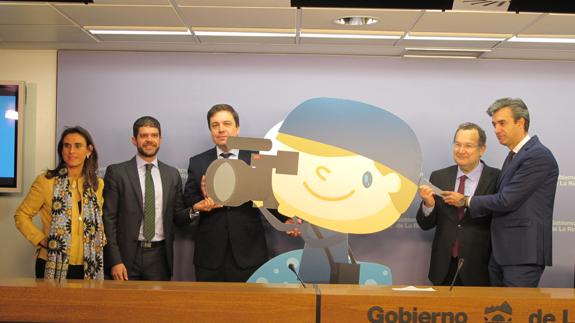 Isabel Moreno (Obra Social La Caixa), Javier Doval (Nueva Rioja), Alberto Galiana (Gobierno de La Rioja), José María Vázquez (UNIR) y Eduardo Solar (Emesa) 