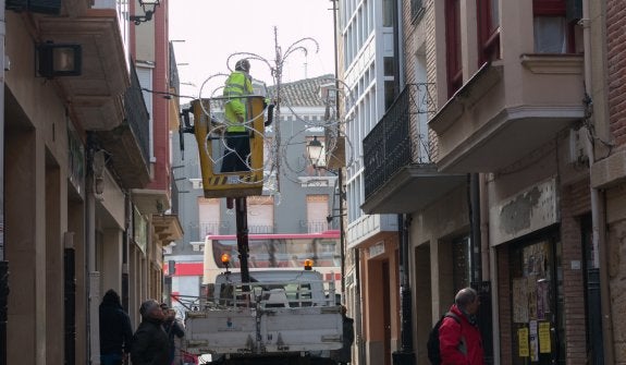 Colocación de las luces de Navidad, el pasado jueves en la calle Alcalde Rodolfo Varona. :: albo