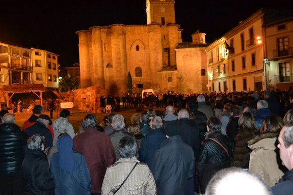 Imágenes de la concentración, con el monasterio de fondo. :: 