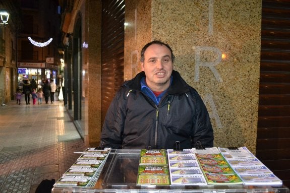 El vendedor de la ONCE, Jesús Sáez Mateo, en la calle Mayor. :: 