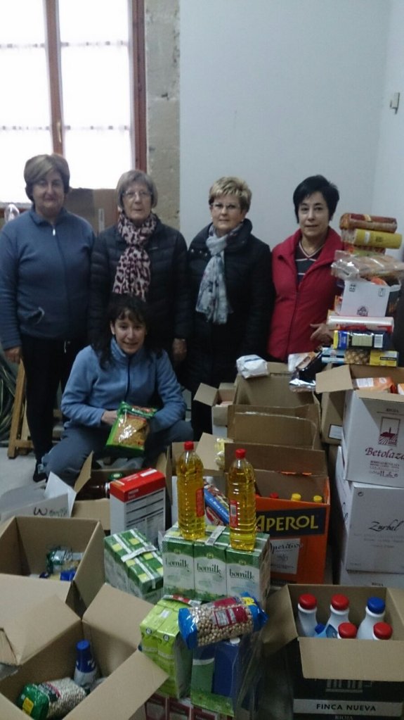 Voluntarias de Briones con los alimentos recogidos en la campaña de Navidad. 