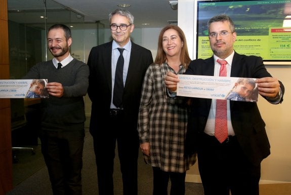 La consejera Begoña Martínez Arregui y el responsable de Unicef, Juan Carlos Castroviejo. :: juan marín