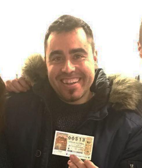 Javier posa con el décimo premiado. 