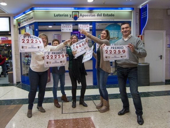 Los dueños y amigos de la administración de lotería número 25 de Santander celebran que vendieron un cuarto y un quinto premio del sorteo extraordinario de Navidad. :: R. G. A. / efe
