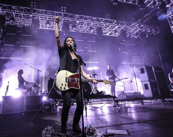 El líder de Placebo, Brian Molko, en un concierto en Málaga en el 2015. :: hugo cortés