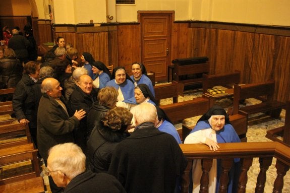 Tras la última misa en el templo, los alfareños se acercaron a despedirse entre sonrisas de las hermanas concepcionistas. :: e.p.