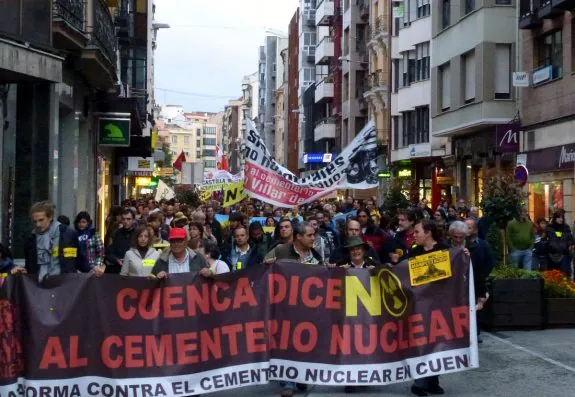 Manifestación por las calles de Cuenca de los partidos políticos y  los colectivos ecologistas que se oponen al ATC de Villar de Cañas.  A la derecha la maqueta de la instalación. :: R. C. / Enresa