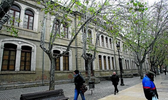 Imagen del IES Sagasta, entre la Glorieta y Duquesa de la Vitoria. A la izquierda, plano del arquitecto Luis Barrón incluido en el proyecto del centro, de finales del siglo XIX. :: juan marín