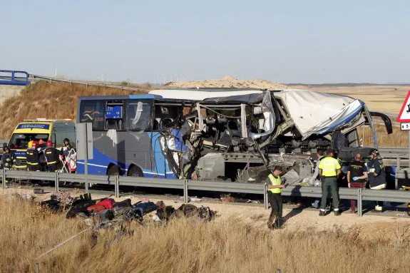 Autobús accidentado. El vehículo de Alsa, destrozado, en la autovía A-15, rodeado de los efectivos de emergencias que acudieron para atender el siniestro. :: l.tejedor (heraldo de soria)
