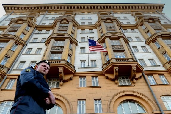 Un policía ruso patrulla ante la Embajada estadounidense en Moscú. :: kiril kudriatsev / afp