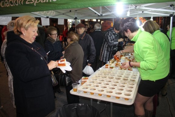 El público disfrutó de las porciones del roscón y de una tarde de encuentro y solidaridad. ::