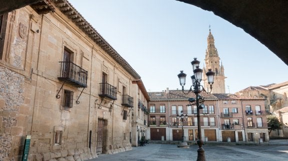 El edificio del Corregimiento de Rioja, en primer plano a la izquierda, forma parte del conjunto monumental de la plaza de España. :: albo