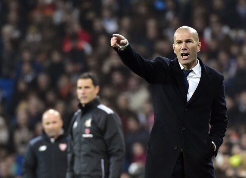 Zidane da instrucciones durante el pasado partido de Copa. :: AFP