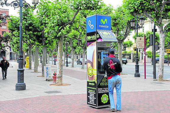 Cabina telefónica en la plaza del Espolón. 