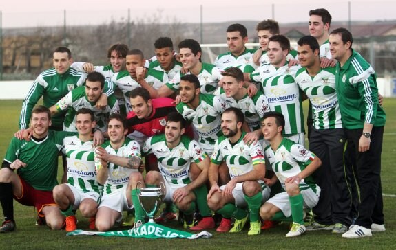 Los jugadores del Pradejón festejan su triunfo en la final de la Copa sobre el Yagüe. :: jonathan herreros