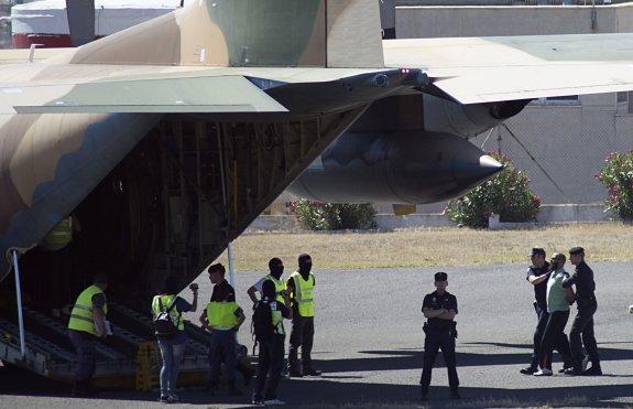 La Policía lleva a un avión para su traslado a la Península a un detenido por yihadismo en una operación en Melilla en mayo del 2014. :: blasco de avellaneda / AFP