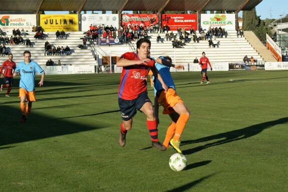 Astudillo intenta hacerse con el esférico. :: 