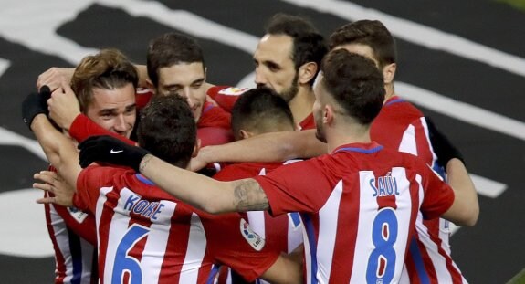 Los jugadores colchoneros celebran con Griezmann su gol, el primero de la noche. :: efe
