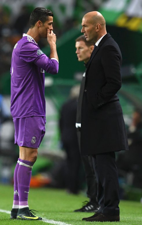 Cristiano y Zidane conversan durante un partido. :: efe