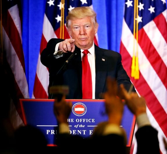 El presidente electo de EE UU, Donald Trump, concede un turno de pregunta durante su comparecencia en Nueva York. :: spencer platt / afp