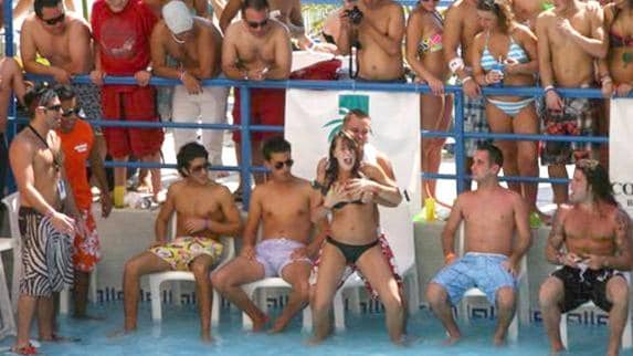 Un grupo de jóvenes practica juegos sexuales durante unas vacaciones de fin de curso. 