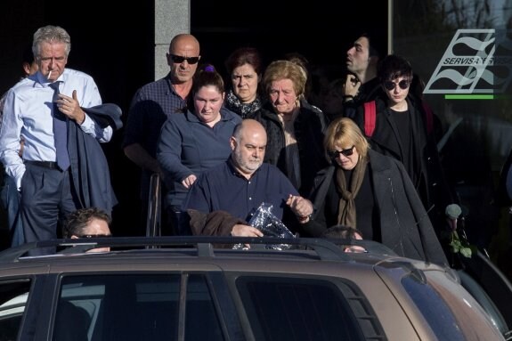Los padres de la niña víctima de acoso escolar que se quitó la vida, a la salida del funeral en Murcia.
