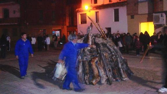 Preparación de las hogueras de San Antón en una edición anterior. 
