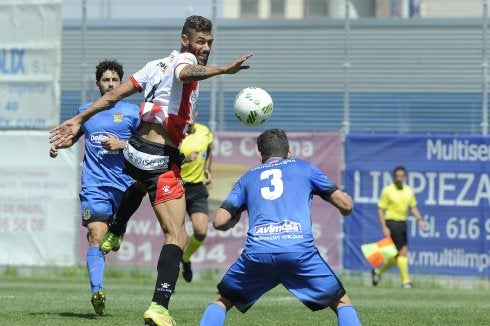 Adrián León pugna por un balón en el partido de la primera vuelta en Fuenlabrada. :: i. izquierdo
