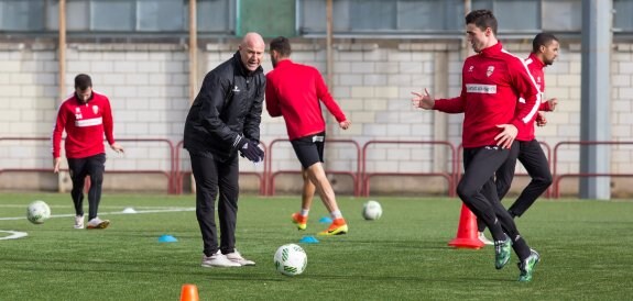 Rafa Berges anima a sus futbolistas durante un entrenamiento.