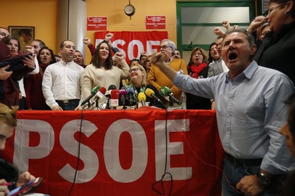 Miembros de las plataformas socialistas críticas reunidos ayer en Madrid. :: javier lizón / efe