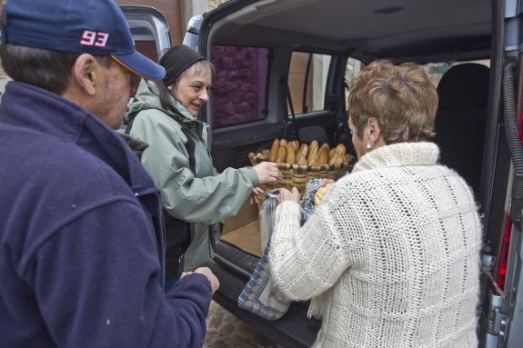 Víctor y Herminia compran el pan a la panadera de Villoslada. :: j. r.