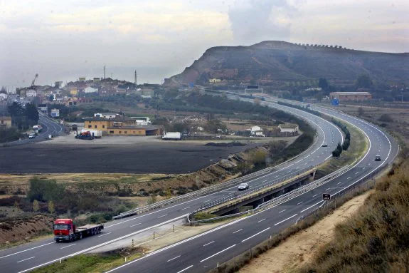 Imagen de la autopista AP-68 y la N-232 a su paso por el término de Agoncillo. :: justo rodríguez