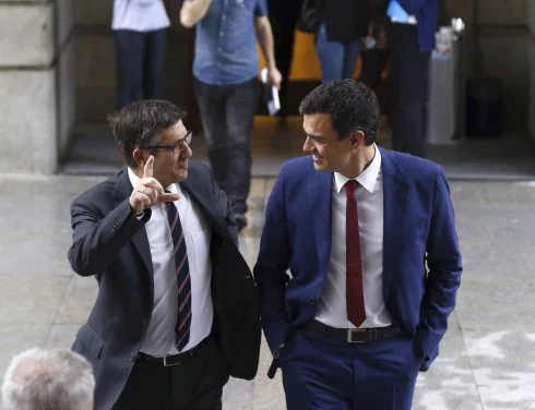 Patxi López conversando, el pasado abril, con el entonces líder del PSOE, Pedro Sánchez. :: mariscal / efe
