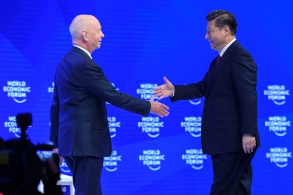 El presidente chino, Xi Jinping, saluda ayer al presidente de Foro de Davos, Klaus Schwab. :: afp