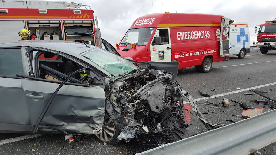 Estado del turismo tras el impacto contra la furgoneta. 