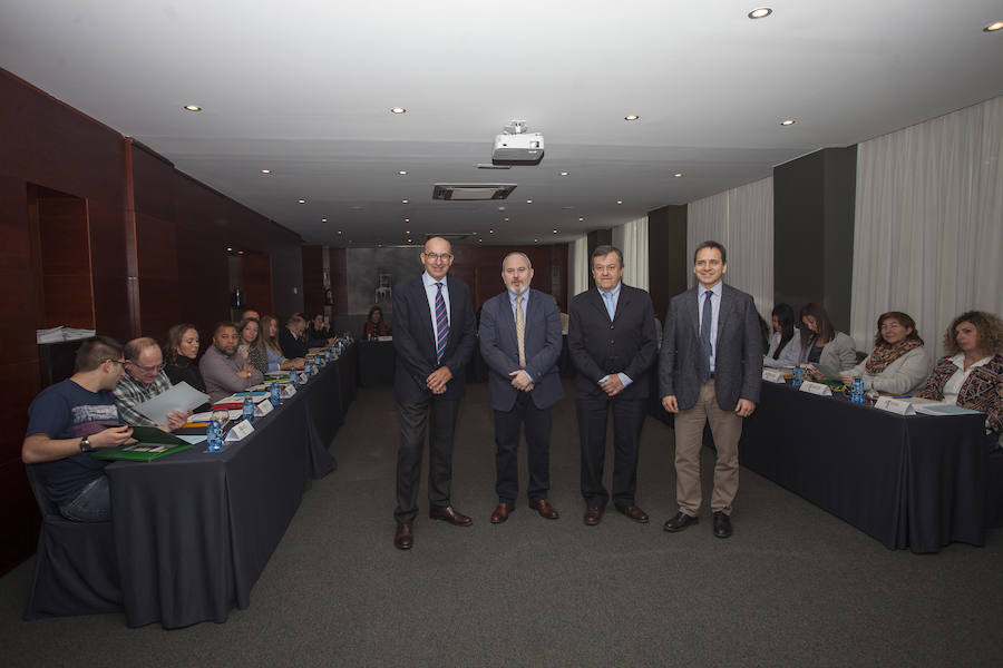 Coordinadores y asistentes al curso entre especialistas del servicio de urgencias. 