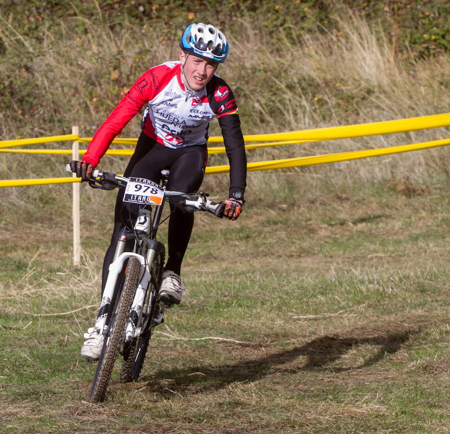 Javier Tarazona compite en una prueba ciclista. 