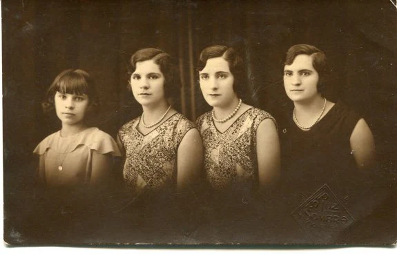 Hijas de Felipa González, en una fotografía de los años treinta, tomada en la ciudad de Córdoba (Argentina). A la derecha, Julia y José, primos de Francisco Rocandio y Francisca González, datada en la ciudad argentina de Coronel Brandsen en 1924. :: b.b.